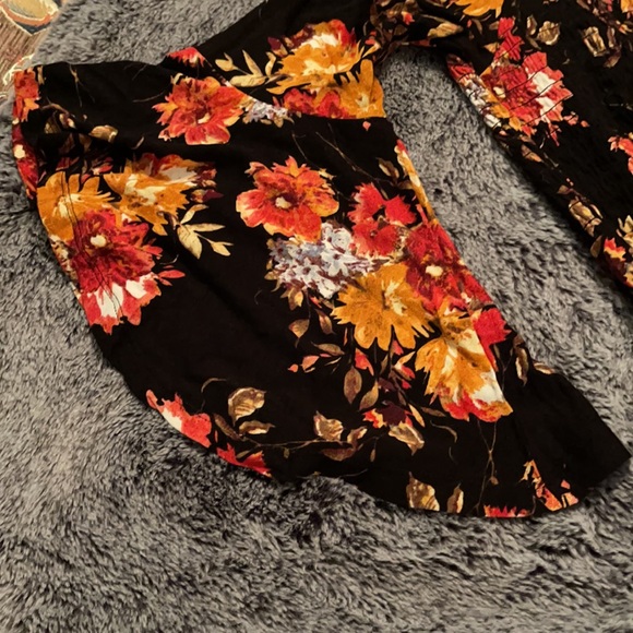 NEW Floral bell sleeve blouse - Picture 3 of 3